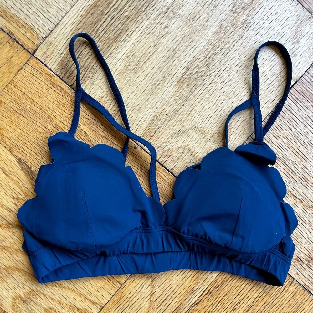 Koral Something Navy $123 Navy Blue Scalloped Triangle Sports Bra, Sz XS, EUC